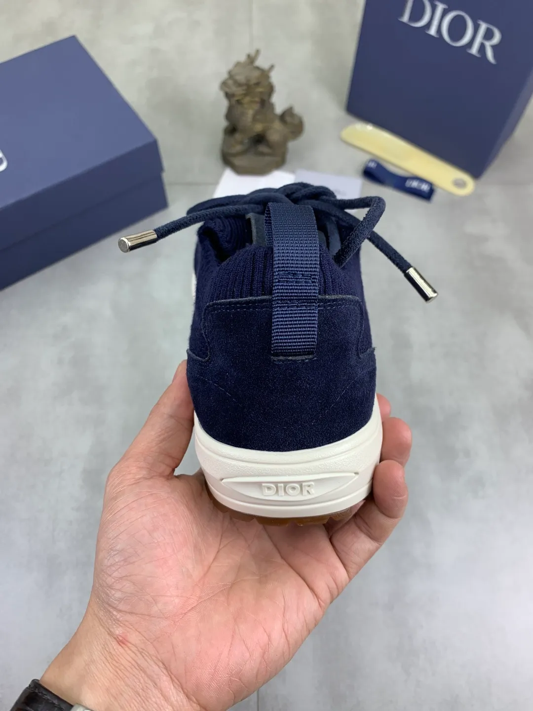 Men's men's shoes P400 new Dior Tech sneakers 2026 early spring series new products, with fashionable details, highlighting retro aesthetics. The fly-knit upper is spliced ​​with the sides of apricot transparent mesh fabric, and the leading edge of the upper window is laminated with high-frequency flat ironing and counter-pressure. The original craftsmanship is beautiful, comfortable and does not fall off. The interior is made of tonal sheep lining, which is soft and comfortable. The heel and tongue are embellished with the Paris logo. The textured TPU soles with the same tonal logo add to the high-end style.  Code number: 38-45 (46 customized)